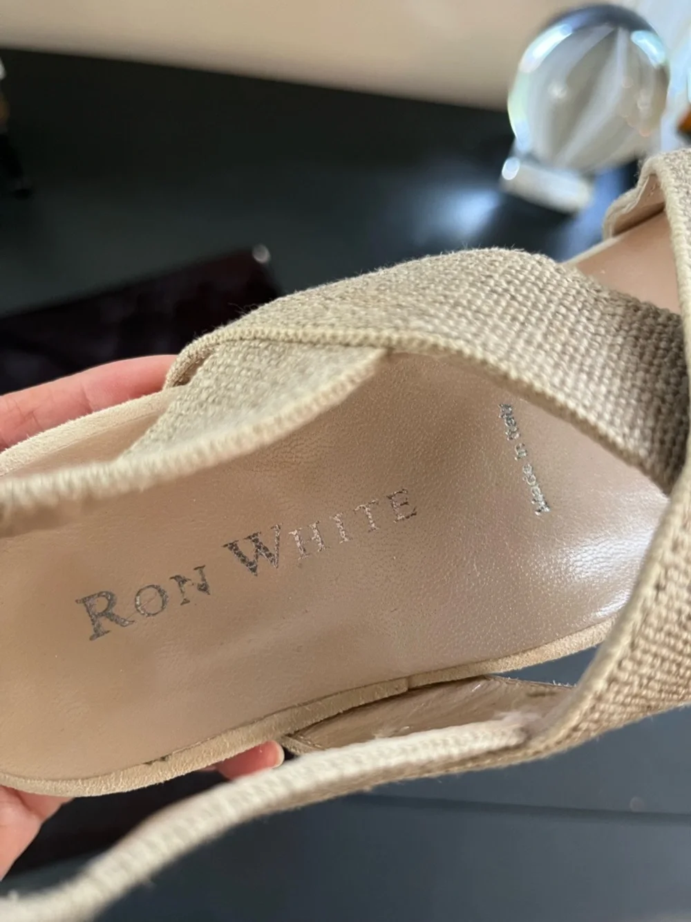 Ron White Women's Edie Tan Cross-Strap Sandals Sz 39.5/9.5 Comport Old Money